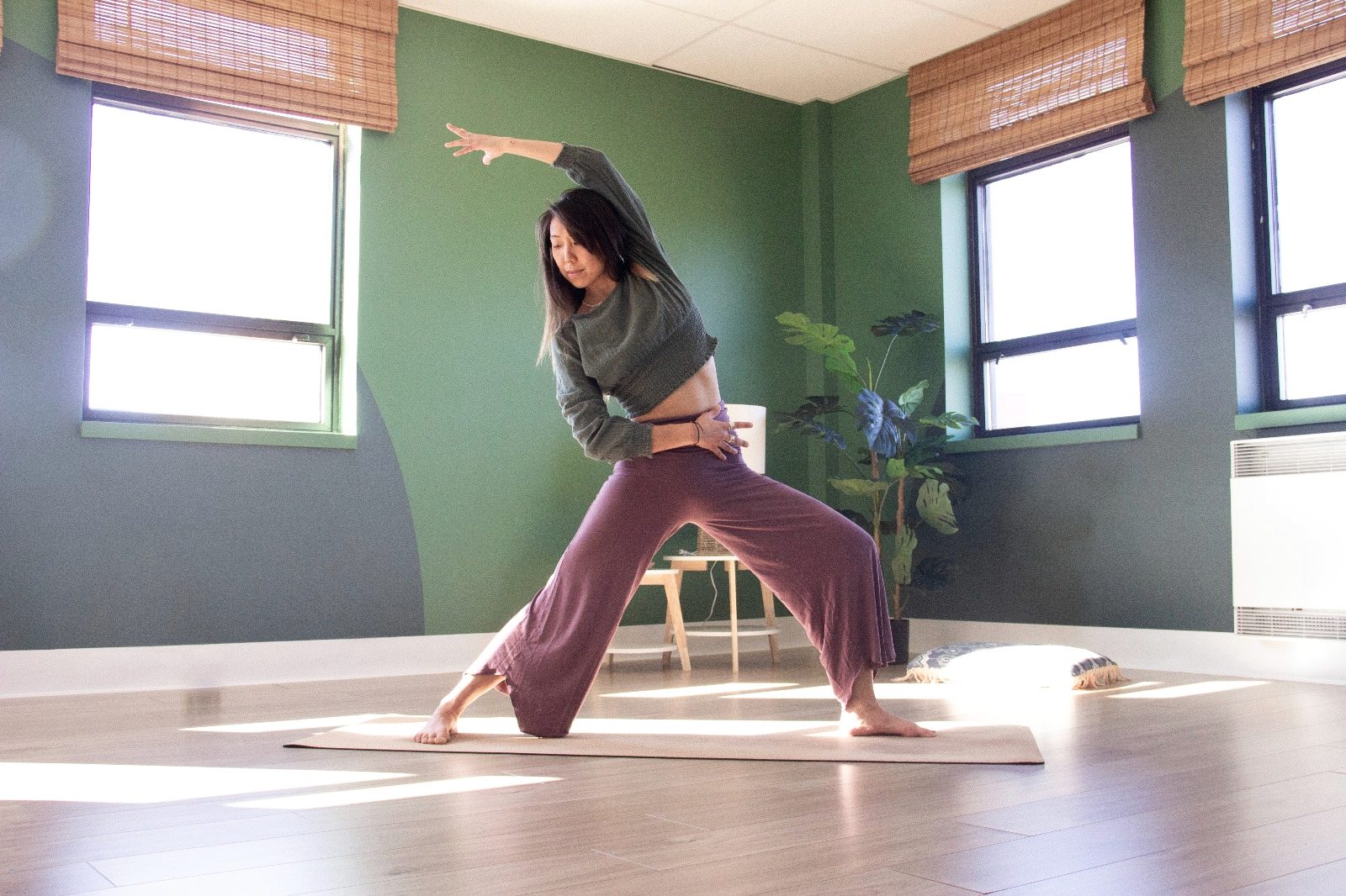 Letitia Rose démontre un mouvement latéral dans un studio de pratique.