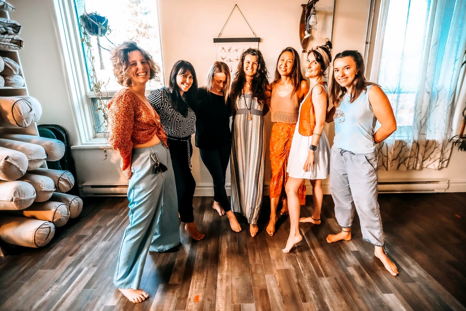 Letitia Rose avec un groupe de participantes dans un espace de retraite lumineux.