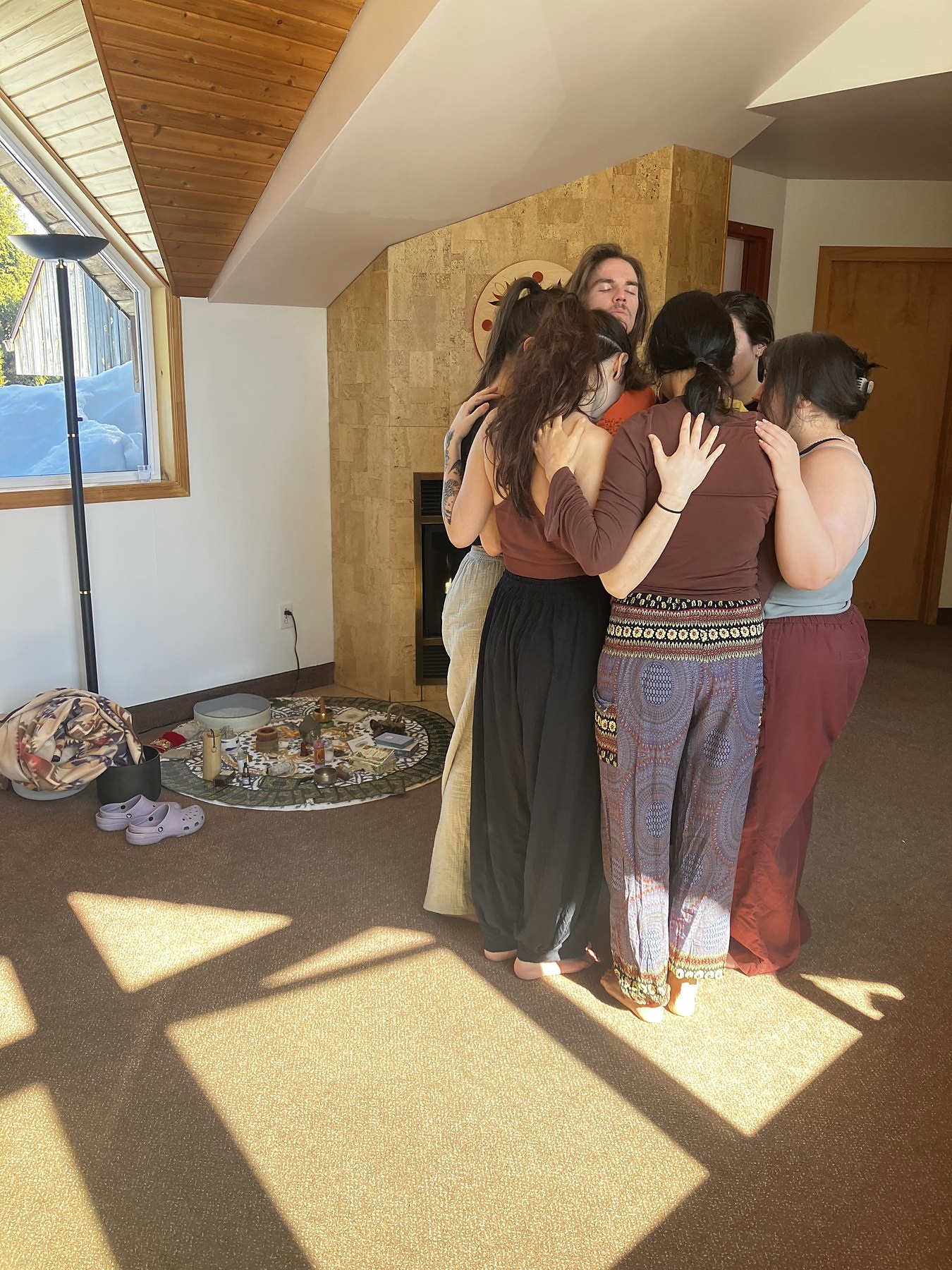 Petit groupe réuni en cercle rapproché pendant une retraite.