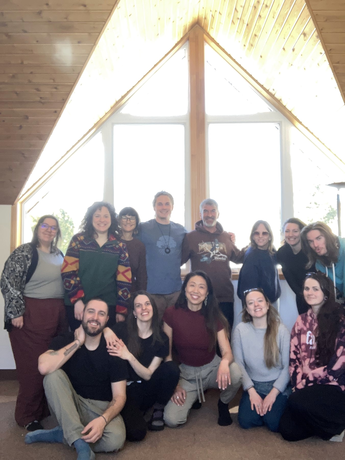 Portrait de groupe pendant une retraite de yoga et présence.