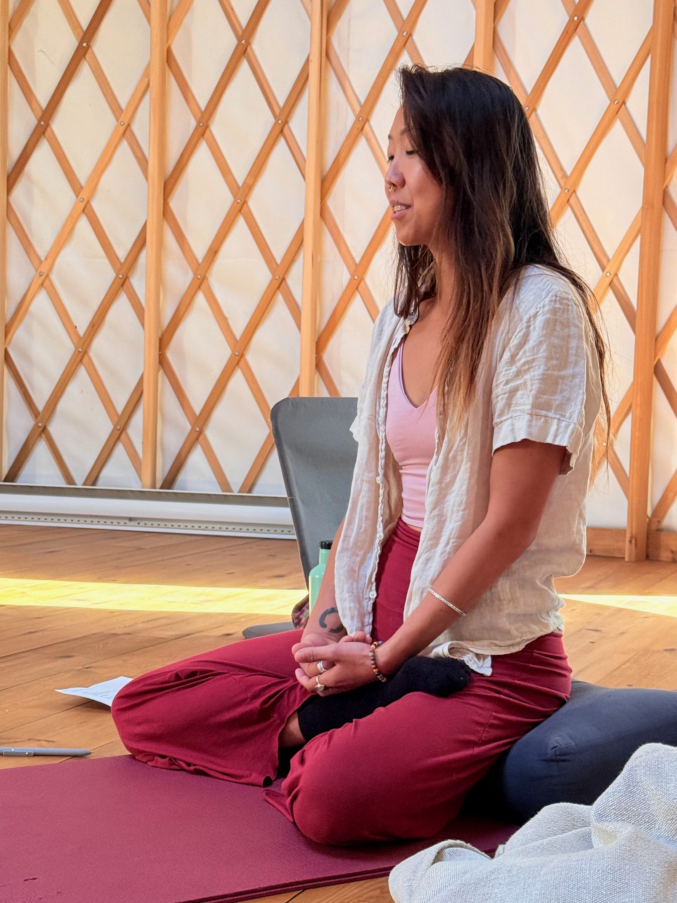 Letitia Rose assise dans un espace de retraite en yourte.