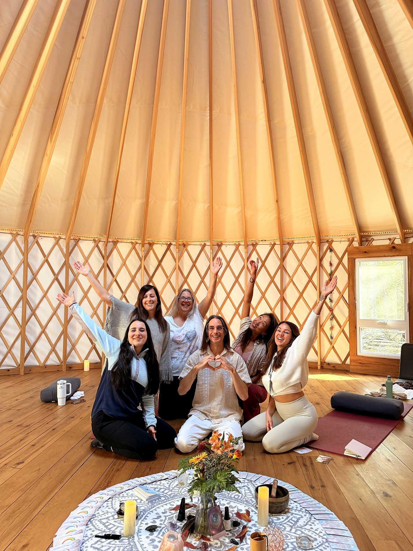 Groupe de pratique assis dans une yourte lumineuse avec Letitia Rose.