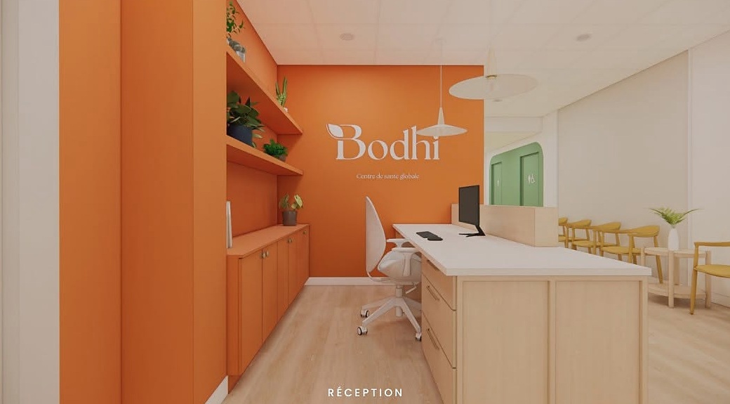 Accueil du Centre Bodhi à Chicoutimi avec signalétique Bodhi et lumière chaude.