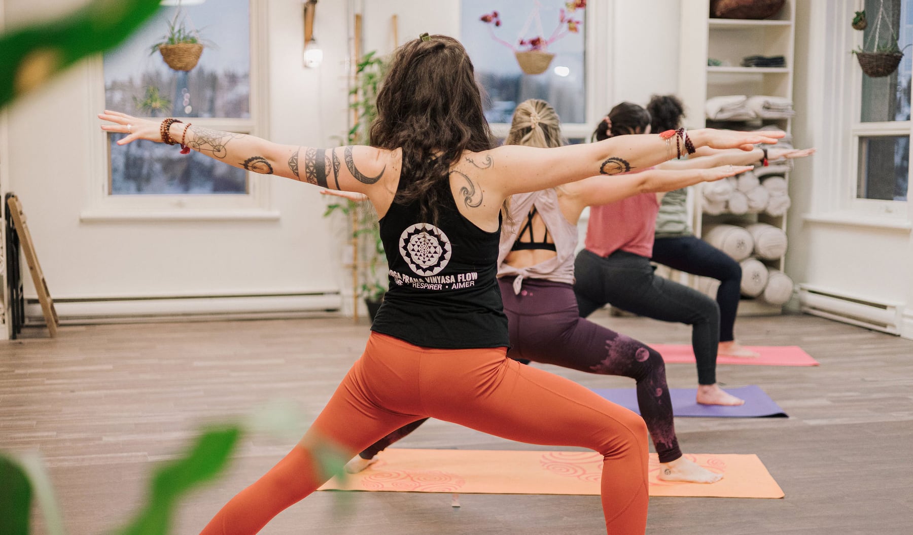 Cours de yoga dans le studio Karma Yoga Saguenay avec tapis, lumière douce et pratique de groupe.